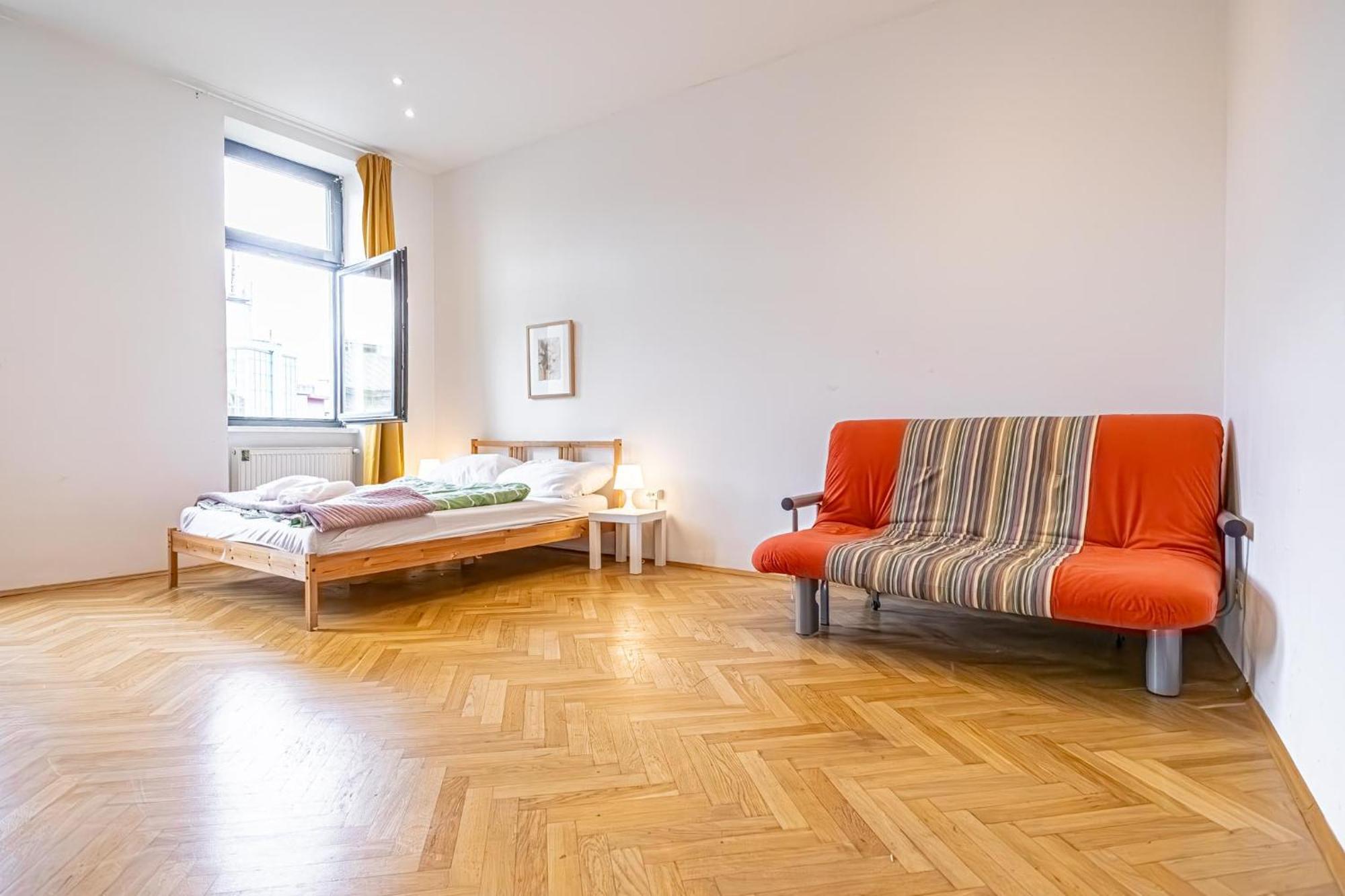 Near Danube & Millenium Tower - Massive Shared 4br *