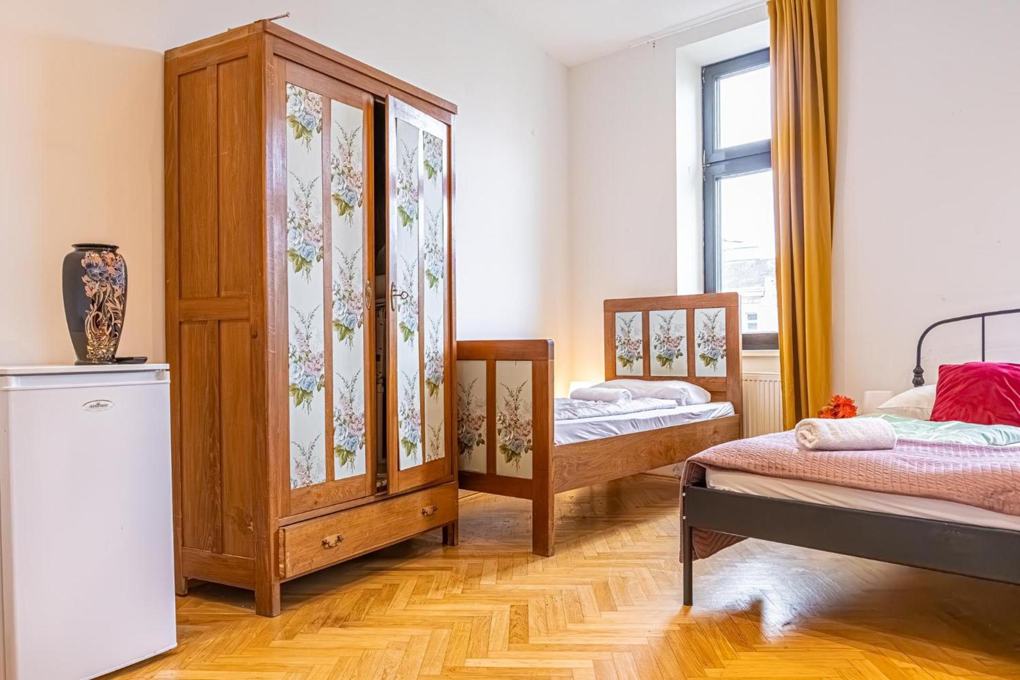 Apartment Near Danube & Millenium Tower - Massive Shared 4br *